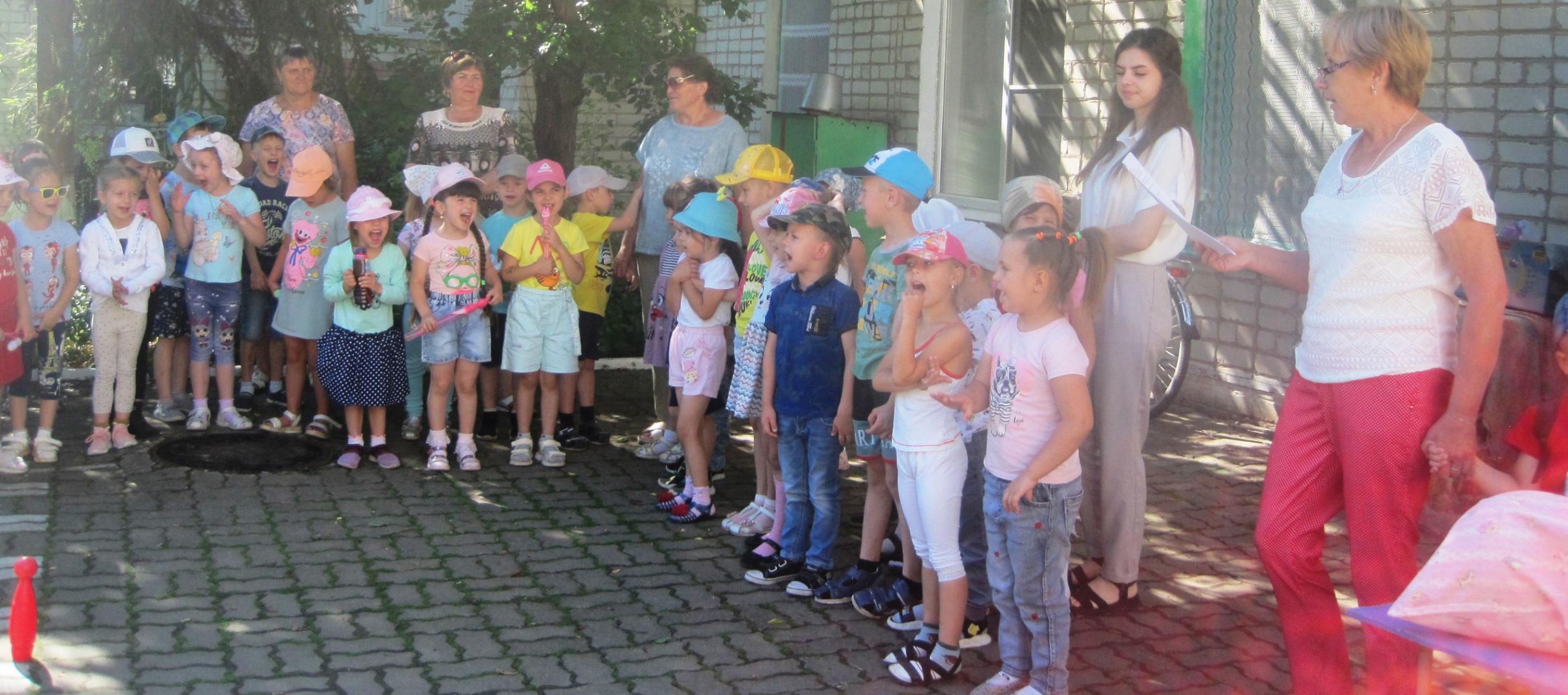 Праздник мыльных пузырей устроили воспитатели детского сада «Солнышко» для своих воспитанников