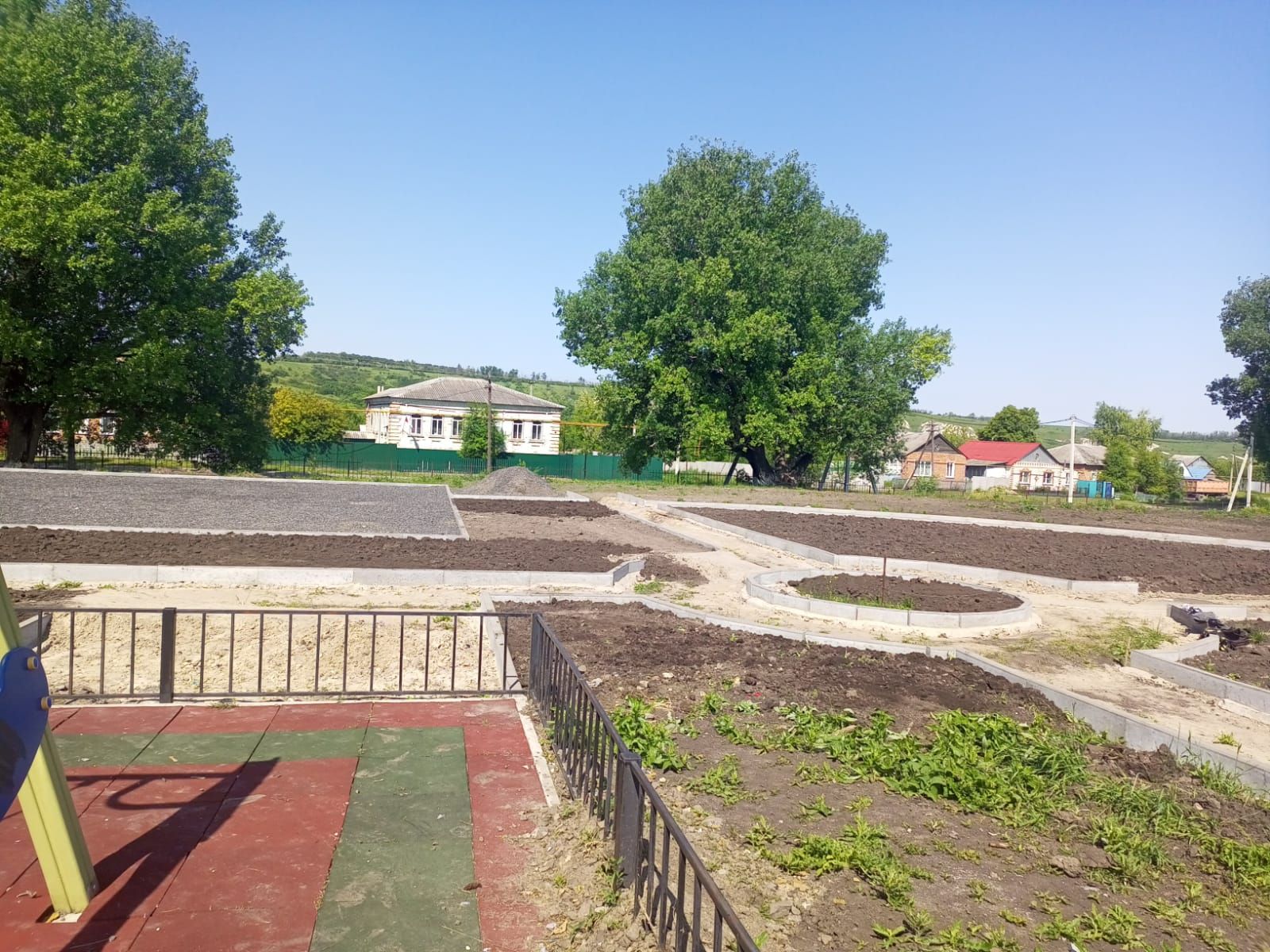 В никитовском парке готово основание для детской игровой зоны.