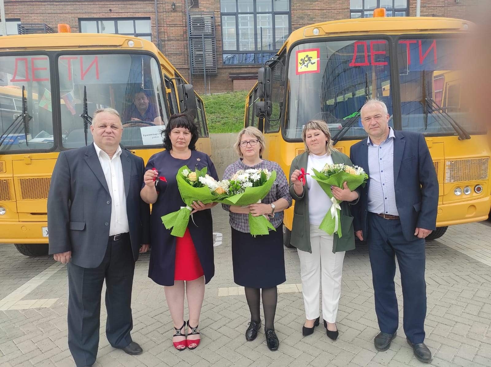 Вячеслав Гладков передал ключи от 69 новых автобусов руководителям школ региона