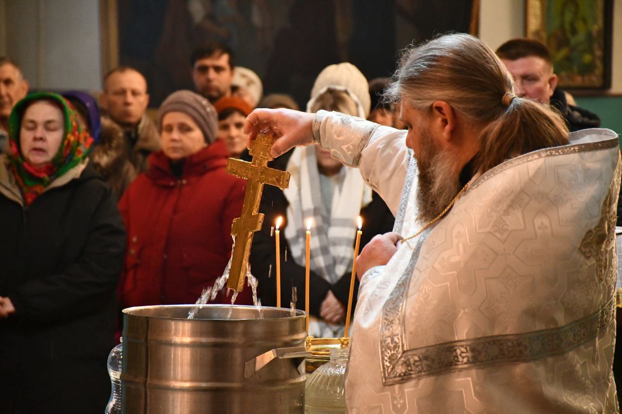 Вчера православный мир отпраздновал один из самых важных праздников - Крещение Господне, верующие освятили воду и окунулись в прорубь..