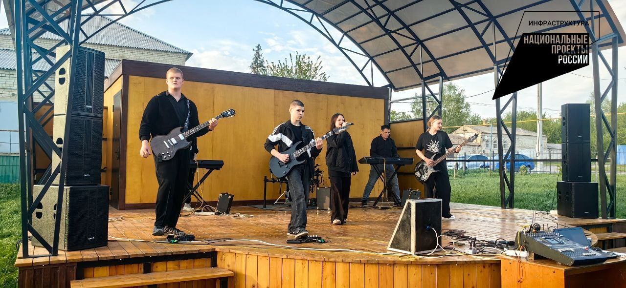 Центральный парк села Никитовка встречает весну песнями.