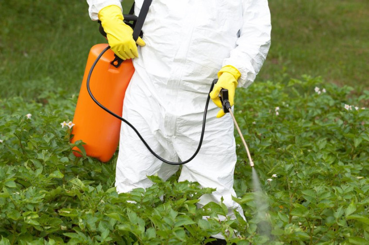 О безопасном обращении с пестицидами и агрохимикатами.