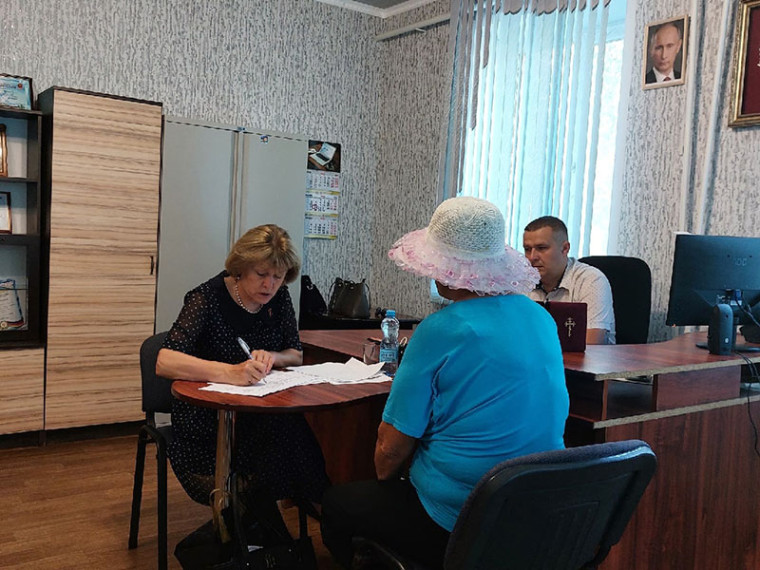 Глава администрации района Анна Куташова провела личный приём в Стрелецком сельском поселении. Глава администрации района Анна Куташова провела личный приём в Стрелецком сельском поселении.