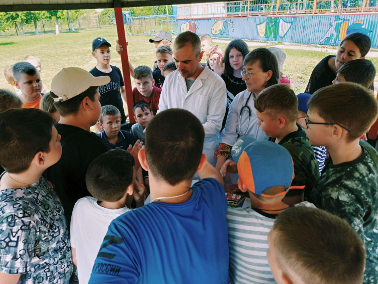 Для ребят из лагеря «Чайка» медицинские работники провели «Уроки здоровья». Для ребят из лагеря «Чайка» медицинские работники провели «Уроки здоровья».