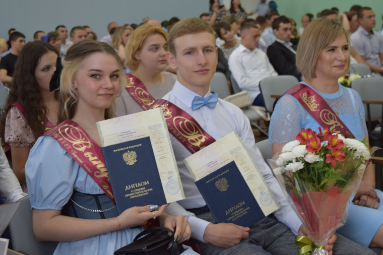112 дипломов о среднем специальном образовании вручили выпускникам Бирючанского техникума. 112 дипломов о среднем специальном образовании вручили выпускникам Бирючанского техникума.