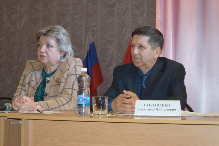 На отчёте в Палатово глава администрации поселения Александр Степаненко уделил особое внимание благоустройству территории поселения.