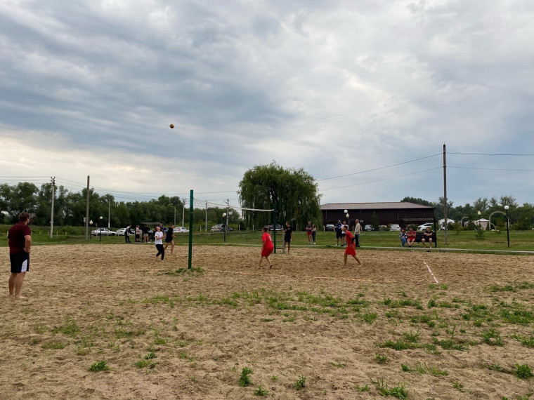 Подача на удачу — в Красногвардейском районе стартовали соревнования по пляжному волейболу.