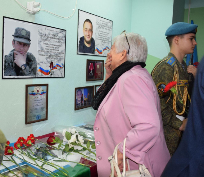 В Бирюченской школе открыли мемориальные доски в память о Евгении Калашникове, Максиме Пономарёве, Руслане Гукове. В Бирюченской школе открыли мемориальные доски в память о Евгении Калашникове, Максиме Пономарёве, Руслане Гукове.