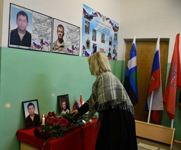 В Валуянской школе открыли уголки памяти героям. В Валуянской школе открыли уголки памяти героям.