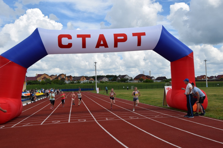 Более 100 спортсменов приняли участие в открытом первенстве Красногвардейского района по лёгкой атлетике.