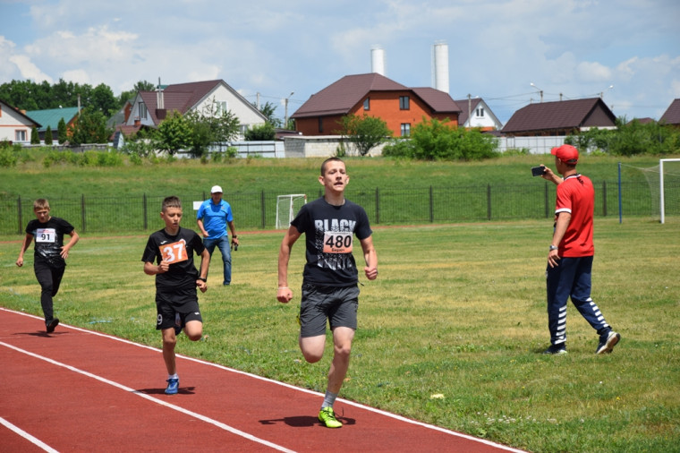 Более 100 спортсменов приняли участие в открытом первенстве Красногвардейского района по лёгкой атлетике.