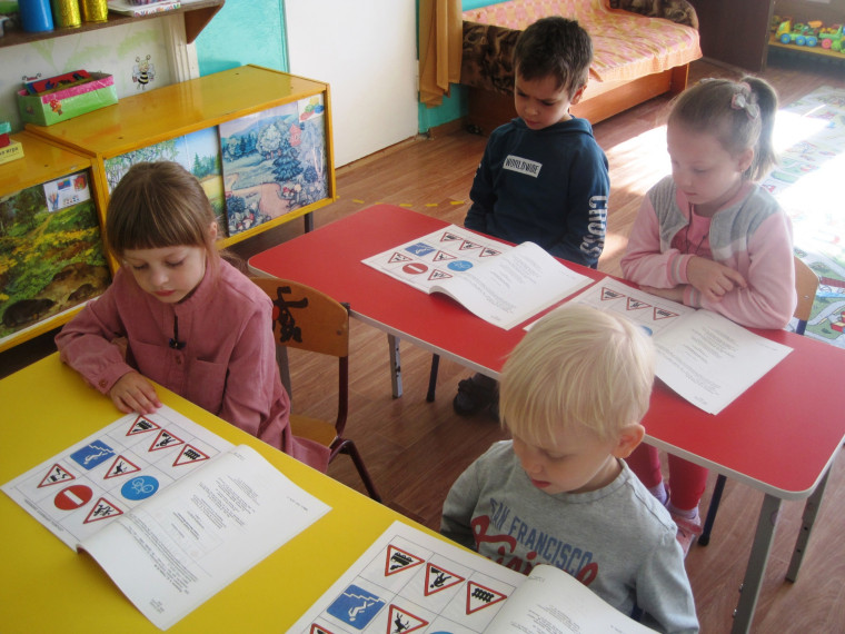 В детском саду «Солнышко» внимание детей направили на профилактическую акцию «Внимание дети!».