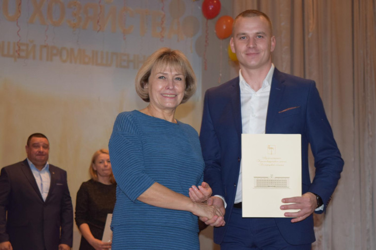 Тружеников  Красногвардейского района поздравили с Днём работника сельского хозяйства и перерабатывающей промышленности.