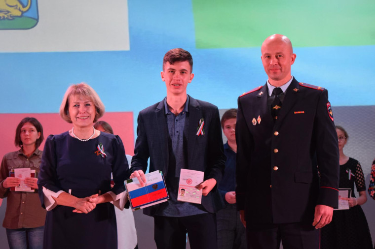 В Красногвардейском районе День флага Белгородской области отметили вручением паспортов юным красногвардейцам.