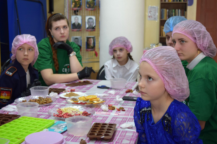 В Бирюче прошёл мастер-класс по изготовлению шоколадных открыток.