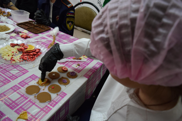 В Бирюче прошёл мастер-класс по изготовлению шоколадных открыток.