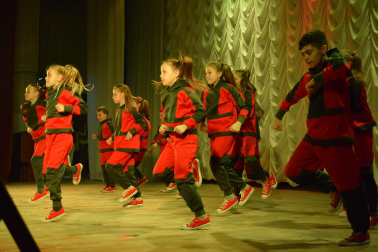 200 танцоров в течение 2 часов держали ритм танцевального фестиваля.