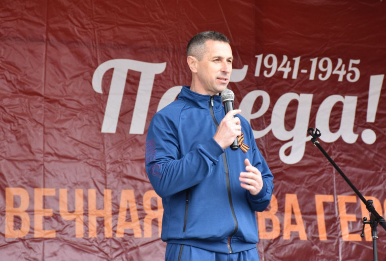 Более 200 спортсменов приняли участие в эстафете, посвящённой 78-й годовщине Победы в Великой Отечественной войне.