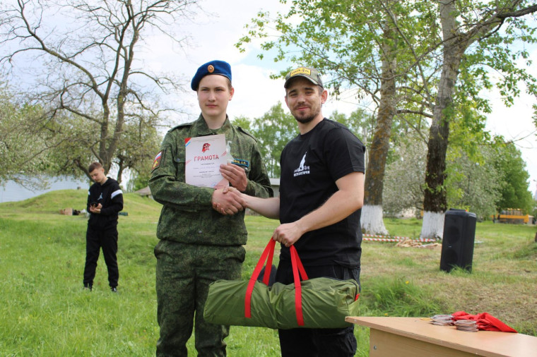 Семь военно-патриотических объединений школьников Красногвардейского района приняли участие в соревнованиях.