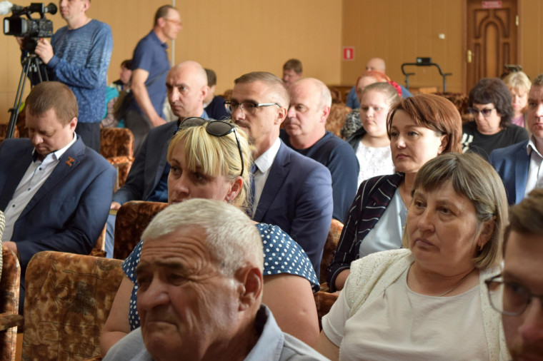 О деятельности администрации Коломыцевского сельского поселения отчитался Александр Зыбарев.