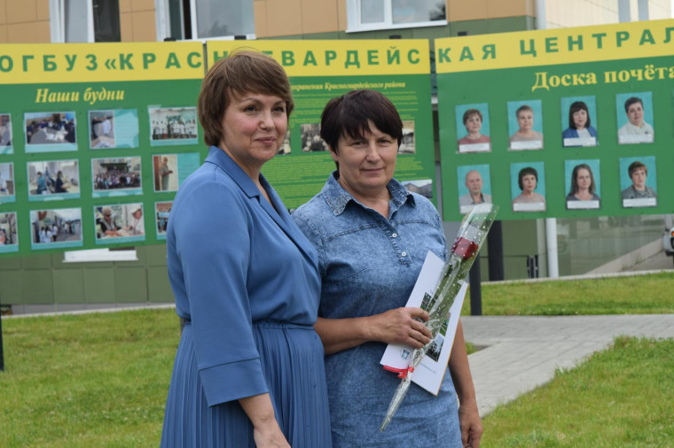 Медицинские работники Красногвардейского района принимают поздравления с профессиональным праздником.