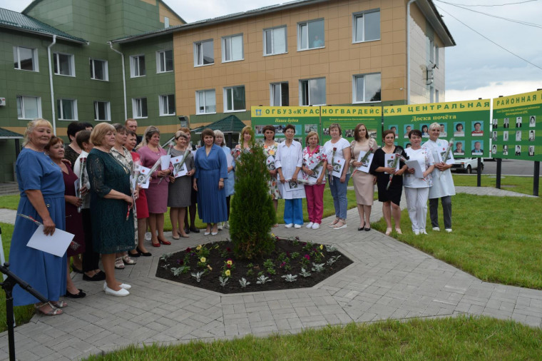 Медицинские работники Красногвардейского района принимают поздравления с профессиональным праздником.