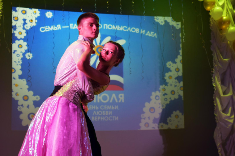 Концерт по случаю Дня семьи любви, любви и верности собрал самые крепкие и дружные семьи Красногвардейского района.