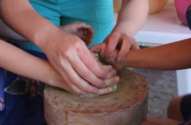 Красногвардейские школьники учатся работать на гончарном круге.