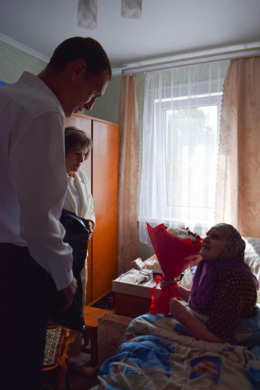 Глава администрации района Анна Куташова навестила участницу Великой Отечественной войны Нину Петровну Саввину.