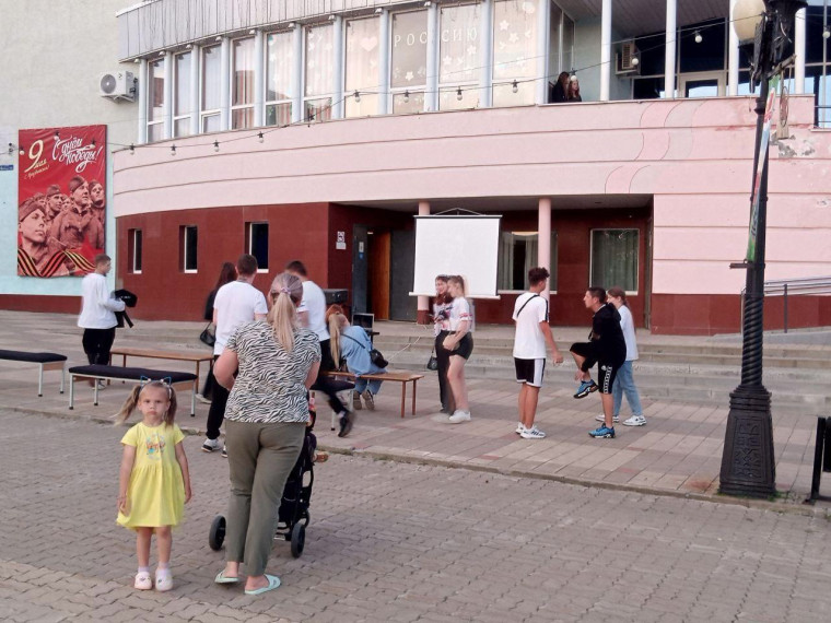 Фестиваль уличного кино собрал жителей района на одной площадке.