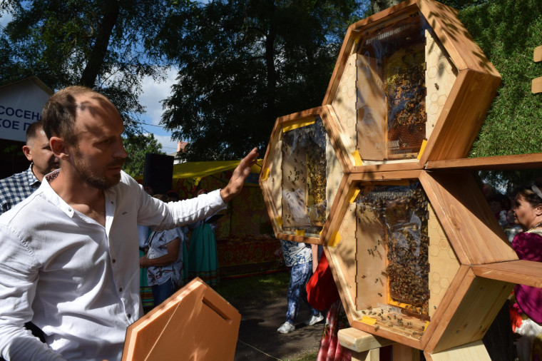 В Бирюче прошёл V районный фестиваль мёда.