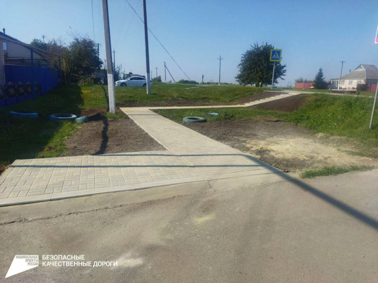 В Завальском завершилось строительство тротуарной дорожки.
