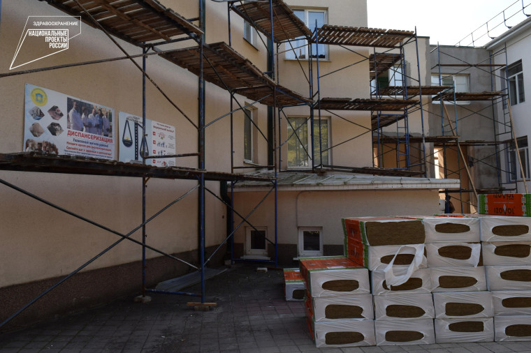 В Бирюче строители приступили к утеплению фасада четырёхэтажного корпуса поликлиники.
