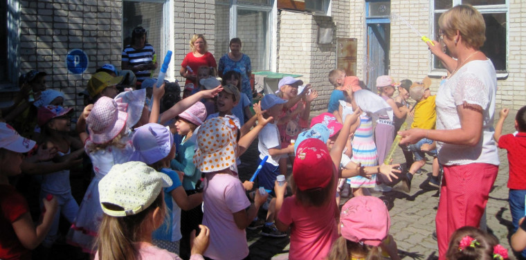 Праздник мыльных пузырей устроили воспитатели детского сада «Солнышко» для своих воспитанников.