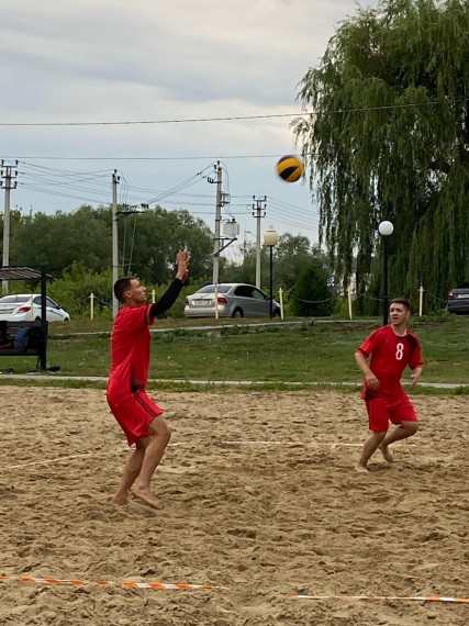 Подача на удачу — в Красногвардейском районе стартовали соревнования по пляжному волейболу.