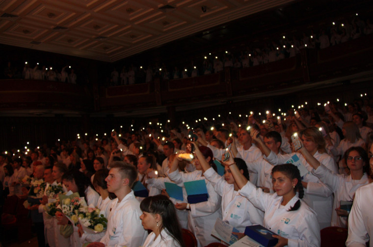 Красногвардейские учащиеся медицинского класса посвящены в Юные медики Белогорья.
