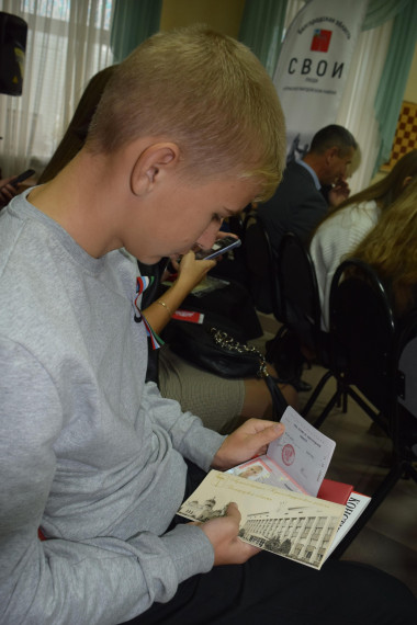 Юным красногвардейцам торжественно вручили паспорта гражданина РФ.