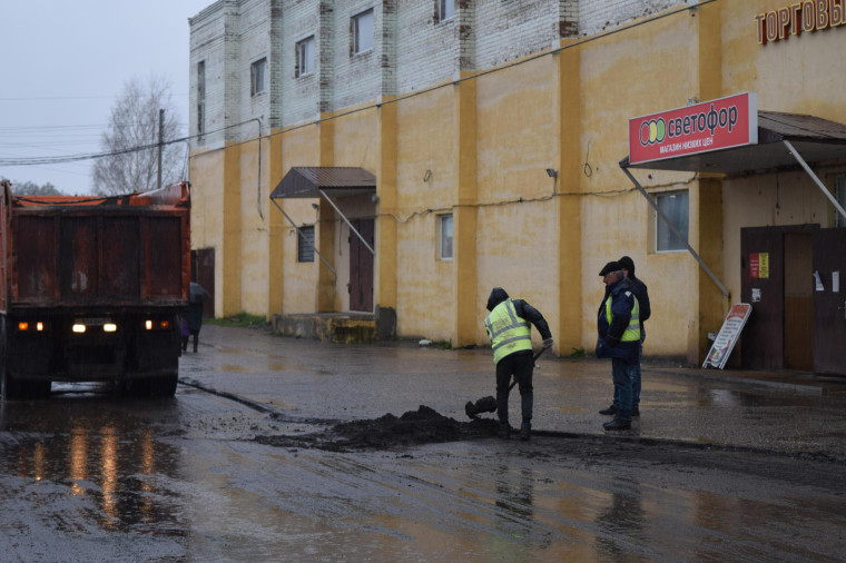 Дорожники приступили к ремонтным работам на улице Маркина в Бирюче.