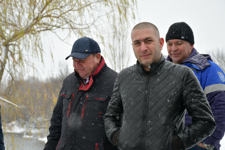 В хуторе Котляров в пруд запустили более 800 кг рыбы.