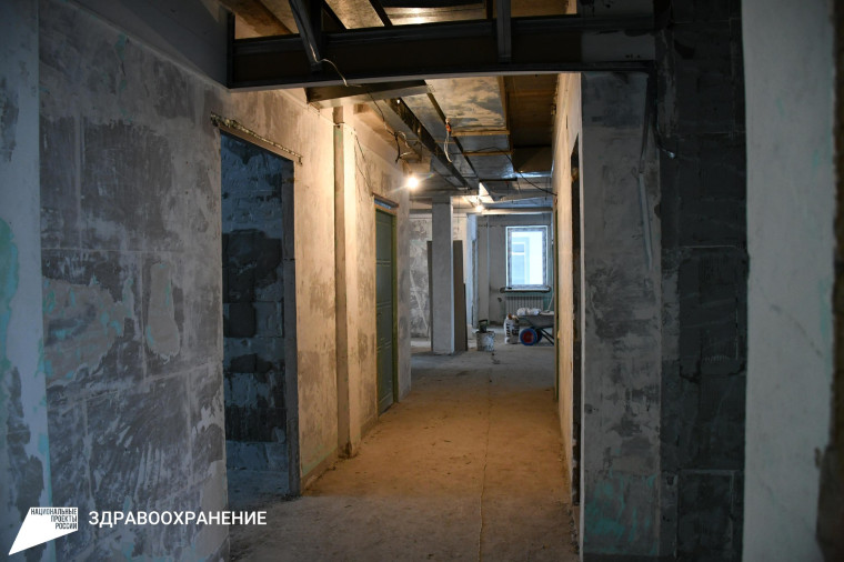В Бирюче продолжается капитальный ремонт здания поликлиники.