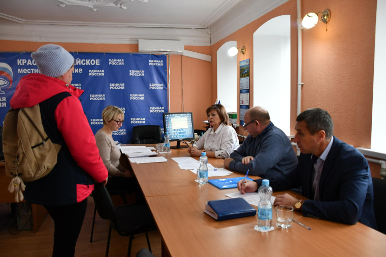 Депутат Белгородской областной Думы Виктор Ковалёв провёл приём жителей Красногвардейского района.