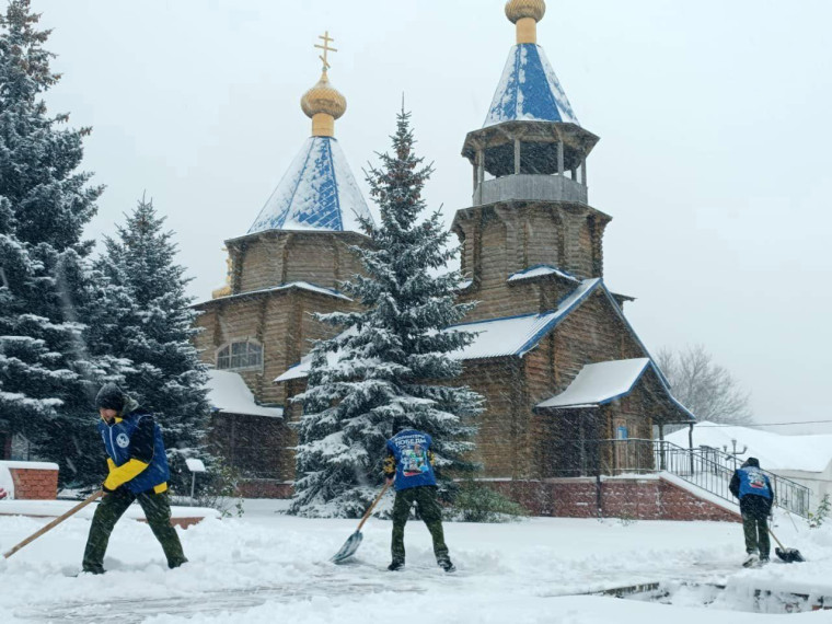 Волонтёры Победы помогают убирать снег на территории Красногвардейского района.