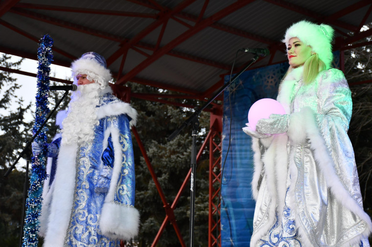 Сегодня в Бирюче открыли новогоднюю ёлку.