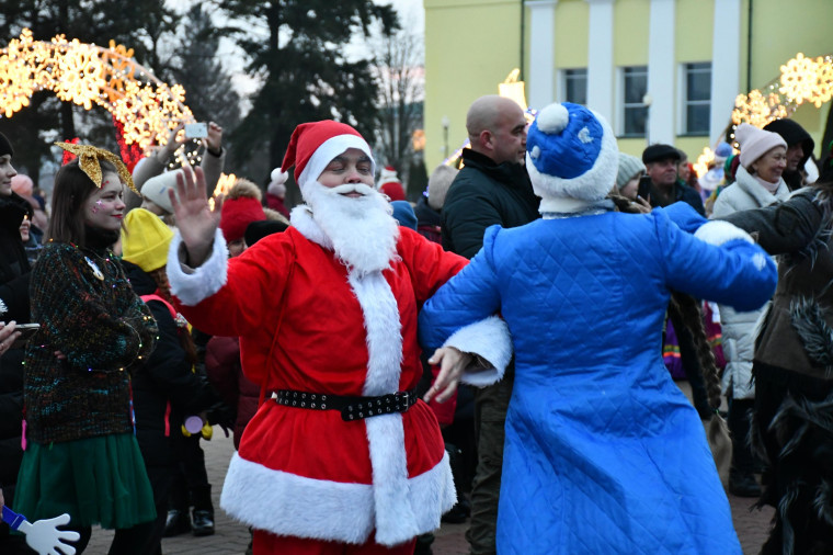 Сегодня в Бирюче открыли новогоднюю ёлку.