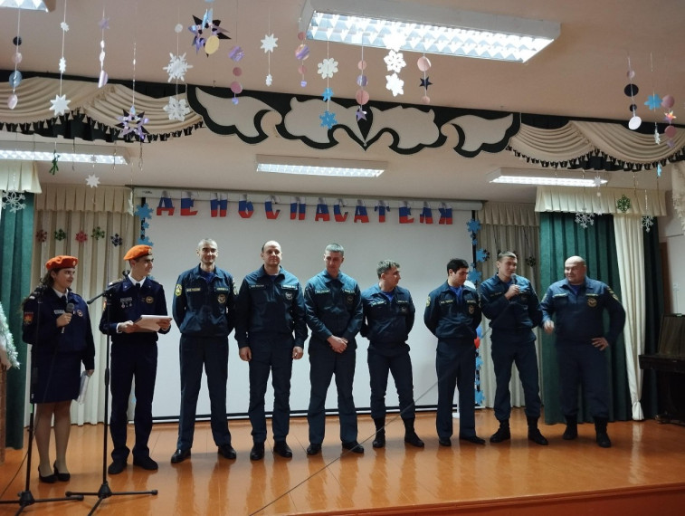 Засосенские кадеты поздравили красногвардейских спасателей с профессиональным праздником.