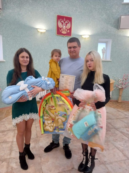 За пять лет жителям Красногвардейского района вручено 1122 единых подарка при рождении ребёнка.
