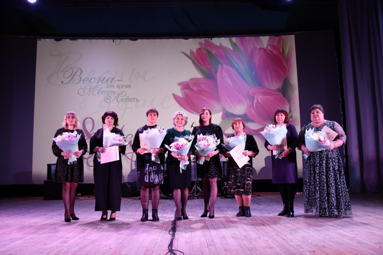Красногвардейские женщины получают поздравления в честь Международного женского дня.