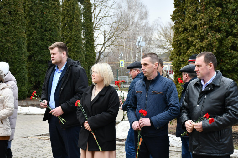 Мемориальную доску в память об участнике СВО Николае Исаенко открыли в Веселовской школе.