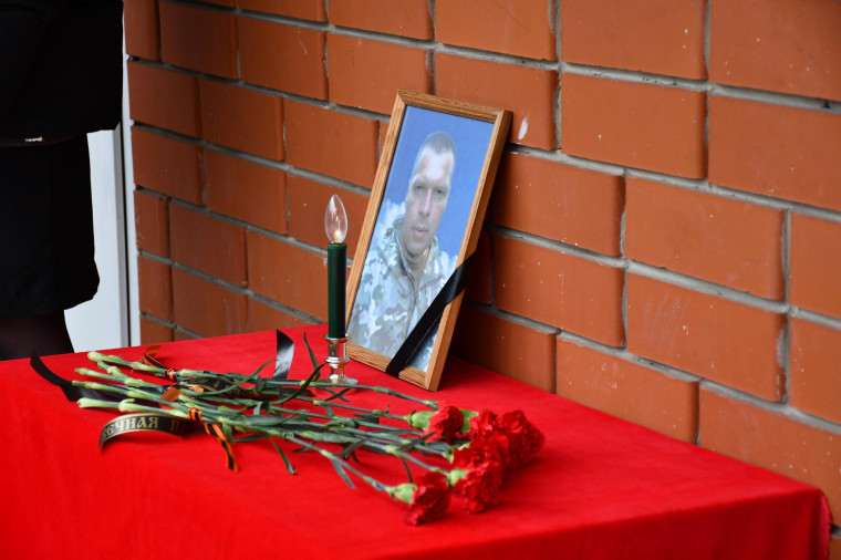 Мемориальную доску в память об участнике СВО Николае Исаенко открыли в Веселовской школе.
