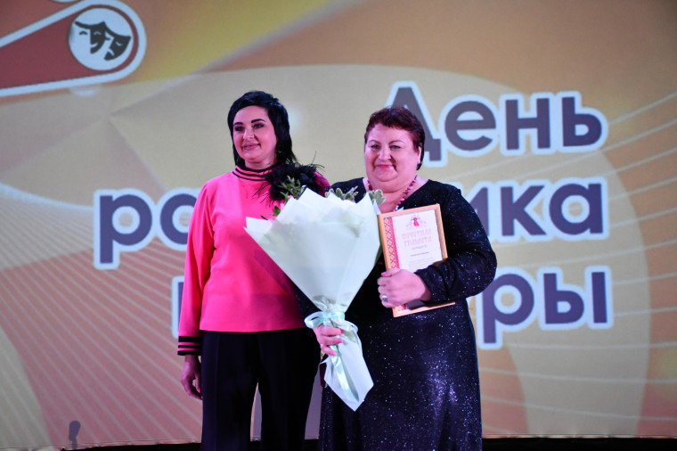 Работники культуры Красногвардейского района получили заслуженные награды к профессиональному празднику.